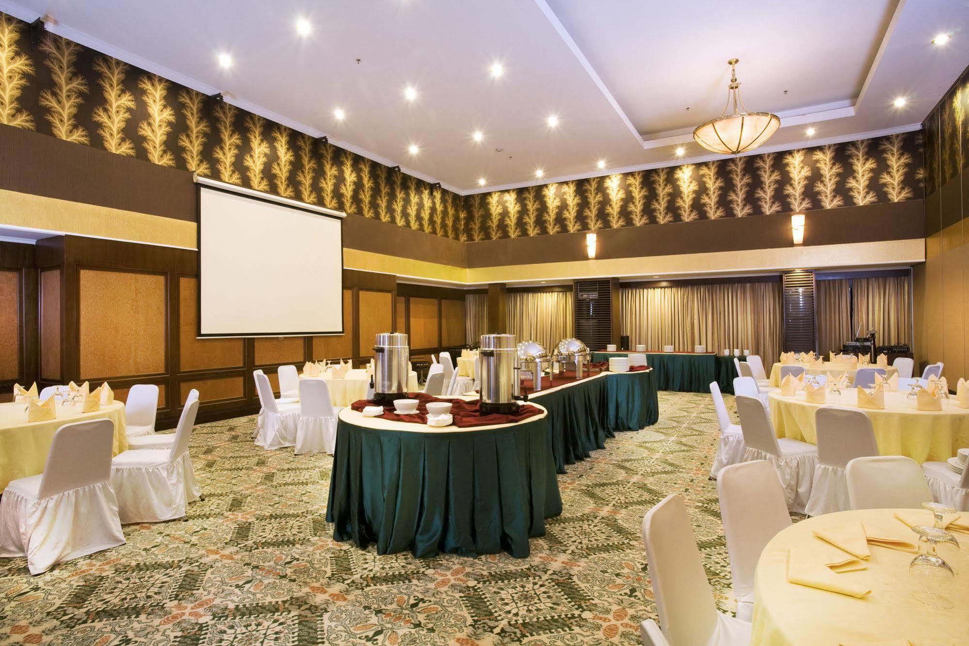 Aston Tropicana Hotel 4*